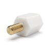 Distanciador aislante hexagonal roscado macho/hembra de plástico PA6 con inserto de latón M3 - 7 mm entre caras